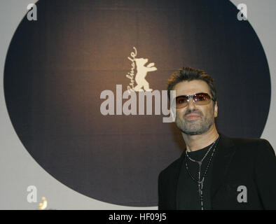 Berlin, Deutschland. 16. Februar 2005. (Dpa) - britische Pop-Sänger George Michael trägt Sonnenbrille, wie er den Film stellt "George Michael: eine andere Geschichte", ein Dokumentarfilm über sein Leben, auf der Berlinale Filmfestival in Berlin, Deutschland, 16. Februar 2005. 21 Filme stehen im Wettbewerb um die goldenen und silbernen Bären der Berlinale Filmfestival Auszeichnung. | Nutzung weltweit © Dpa/Alamy Live-Nachrichten Stockfoto