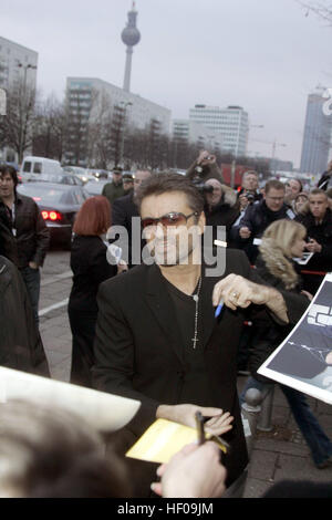 Berlin, Deutschland. 16. Februar 2005. (Dpa) - britische Pop-Sängerin George Michael kommt für die Präsentation des Dokumentarfilms über sein Leben und gibt oben fans Autogramme während der 55. Berlinale Internationalen Filmfestspiele in Berlin, Deutschland, 16. Februar 2005. "George Michael: eine andere Geschichte" in der Berlinale-Panorama-Programm läuft. Insgesamt 21 Filme konkurrieren um den goldenen und silbernen Bären Preise auf der Berlinale. | Nutzung weltweit © Dpa/Alamy Live-Nachrichten Stockfoto