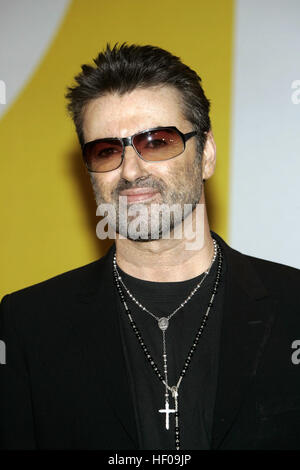 Berlin, Deutschland. 16. Februar 2005. (Dpa) - britische Pop-Sänger George Michael für die Präsentation des Dokumentarfilms über sein Leben während der 55. Berlinale Internationalen Filmfestspiele in Berlin, Deutschland, 16. Februar 2005 kommt. "George Michael: eine andere Geschichte" in der Berlinale-Panorama-Programm läuft. Insgesamt 21 Filme konkurrieren um den goldenen und silbernen Bären Preise auf der Berlinale. | Nutzung weltweit © Dpa/Alamy Live-Nachrichten Stockfoto