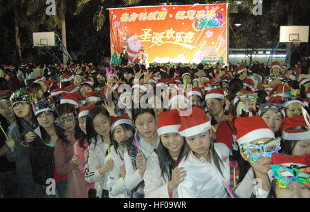 Dongguan, Dongguan, China. 24. Dezember 2016. Dongguan, CHINA-Dezember 24 2016: (nur zur redaktionellen Verwendung. CHINA HERAUS). Fabrik-Mädchen feiern Weihnachten in einem Industriegebiet in Dongguang, Süd-China Guangdong Provinz, 24. Dezember 2016. Dongguang ist eine wichtige Industriestadt befindet sich im Perlfluss-Delta. Viele Mädchen Wandern in Dongguan für Arbeit aus den Dörfern in China. © SIPA Asien/ZUMA Draht/Alamy Live-Nachrichten Stockfoto