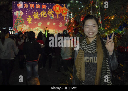 Dongguan, Dongguan, China. 24. Dezember 2016. Dongguan, CHINA-Dezember 24 2016: (nur zur redaktionellen Verwendung. CHINA HERAUS). Fabrik-Mädchen feiern Weihnachten in einem Industriegebiet in Dongguang, Süd-China Guangdong Provinz, 24. Dezember 2016. Dongguang ist eine wichtige Industriestadt befindet sich im Perlfluss-Delta. Viele Mädchen Wandern in Dongguan für Arbeit aus den Dörfern in China. © SIPA Asien/ZUMA Draht/Alamy Live-Nachrichten Stockfoto