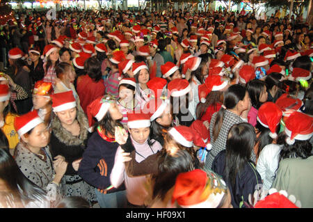 Dongguan, Dongguan, China. 24. Dezember 2016. Dongguan, CHINA-Dezember 24 2016: (nur zur redaktionellen Verwendung. CHINA HERAUS). Fabrik-Mädchen feiern Weihnachten in einem Industriegebiet in Dongguang, Süd-China Guangdong Provinz, 24. Dezember 2016. Dongguang ist eine wichtige Industriestadt befindet sich im Perlfluss-Delta. Viele Mädchen Wandern in Dongguan für Arbeit aus den Dörfern in China. © SIPA Asien/ZUMA Draht/Alamy Live-Nachrichten Stockfoto