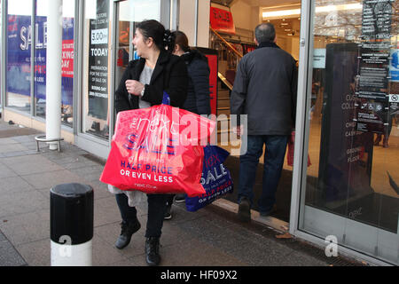 Arena Retail Park, Harringay, Nord-London, UK. 26. Dezember 2016 halten Shopper mehrere Taschen bei Next in Arena Retail Park, Harringay, Nord-London zu Beginn der jährlichen Winterschlussverkauf. Bildnachweis: Dinendra Haria/Alamy Live-Nachrichten Stockfoto