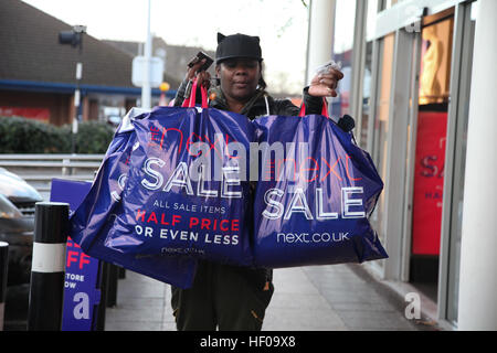 Arena Retail Park, Harringay, Nord-London, UK. 26. Dezember 2016 halten Shopper mehrere Taschen bei Next in Arena Retail Park, Harringay, Nord-London zu Beginn der jährlichen Winterschlussverkauf. Bildnachweis: Dinendra Haria/Alamy Live-Nachrichten Stockfoto