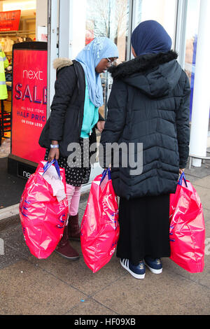 Arena Retail Park, Harringay, Nord-London, UK. 26. Dezember 2016 halten Shopper mehrere Taschen bei Next in Arena Retail Park, Harringay, Nord-London zu Beginn der jährlichen Winterschlussverkauf. Bildnachweis: Dinendra Haria/Alamy Live-Nachrichten Stockfoto