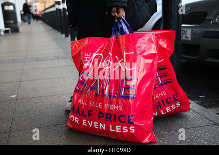 Arena Retail Park, Harringay, Nord-London, UK. 26. Dezember 2016 halten Shopper mehrere Taschen bei Next in Arena Retail Park, Harringay, Nord-London zu Beginn der jährlichen Winterschlussverkauf. Bildnachweis: Dinendra Haria/Alamy Live-Nachrichten Stockfoto