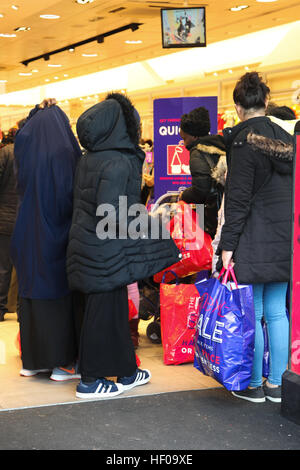 Arena Retail Park, Harringay, Nord-London, UK. 26. Dezember 2016 halten Shopper mehrere Taschen bei Next in Arena Retail Park, Harringay, Nord-London zu Beginn der jährlichen Winterschlussverkauf. Bildnachweis: Dinendra Haria/Alamy Live-Nachrichten Stockfoto