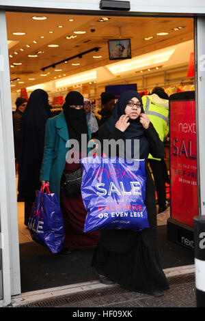 Arena Retail Park, Harringay, Nord-London, UK. 26. Dezember 2016 halten Shopper mehrere Taschen bei Next in Arena Retail Park, Harringay, Nord-London zu Beginn der jährlichen Winterschlussverkauf. Bildnachweis: Dinendra Haria/Alamy Live-Nachrichten Stockfoto