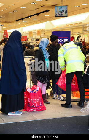 Arena Retail Park, Harringay, Nord-London, UK. 26. Dezember 2016 halten Shopper mehrere Taschen bei Next in Arena Retail Park, Harringay, Nord-London zu Beginn der jährlichen Winterschlussverkauf. Bildnachweis: Dinendra Haria/Alamy Live-Nachrichten Stockfoto