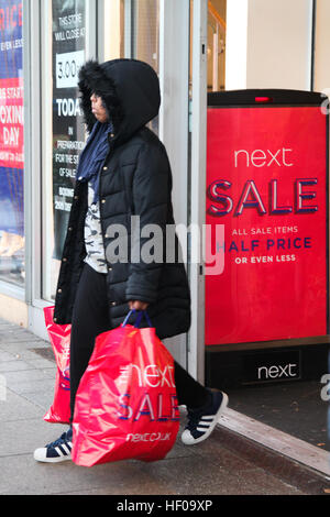 Arena Retail Park, Harringay, Nord-London, UK. 26. Dezember 2016 halten Shopper mehrere Taschen bei Next in Arena Retail Park, Harringay, Nord-London zu Beginn der jährlichen Winterschlussverkauf. Bildnachweis: Dinendra Haria/Alamy Live-Nachrichten Stockfoto