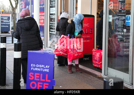 Arena Retail Park, Harringay, Nord-London, UK. 26. Dezember 2016 halten Shopper mehrere Taschen bei Next in Arena Retail Park, Harringay, Nord-London zu Beginn der jährlichen Winterschlussverkauf. Bildnachweis: Dinendra Haria/Alamy Live-Nachrichten Stockfoto