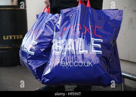 Arena Retail Park, Harringay, Nord-London, UK. 26. Dezember 2016 halten Shopper mehrere Taschen bei Next in Arena Retail Park, Harringay, Nord-London zu Beginn der jährlichen Winterschlussverkauf. Bildnachweis: Dinendra Haria/Alamy Live-Nachrichten Stockfoto