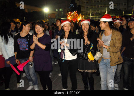 Dongguan, Dongguan, China. 24. Dezember 2016. Dongguan, CHINA-Dezember 24 2016: (nur zur redaktionellen Verwendung. CHINA HERAUS). Fabrik-Mädchen feiern Weihnachten in einem Industriegebiet in Dongguang, Süd-China Guangdong Provinz, 24. Dezember 2016. Dongguang ist eine wichtige Industriestadt befindet sich im Perlfluss-Delta. Viele Mädchen Wandern in Dongguan für Arbeit aus den Dörfern in China. © SIPA Asien/ZUMA Draht/Alamy Live-Nachrichten Stockfoto