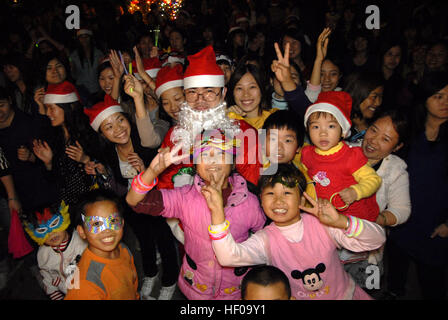 Dongguan, Dongguan, China. 24. Dezember 2016. Dongguan, CHINA-Dezember 24 2016: (nur zur redaktionellen Verwendung. CHINA HERAUS). Fabrik-Mädchen feiern Weihnachten in einem Industriegebiet in Dongguang, Süd-China Guangdong Provinz, 24. Dezember 2016. Dongguang ist eine wichtige Industriestadt befindet sich im Perlfluss-Delta. Viele Mädchen Wandern in Dongguan für Arbeit aus den Dörfern in China. © SIPA Asien/ZUMA Draht/Alamy Live-Nachrichten Stockfoto