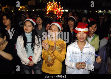 Dongguan, Dongguan, China. 24. Dezember 2016. Dongguan, CHINA-Dezember 24 2016: (nur zur redaktionellen Verwendung. CHINA HERAUS). Fabrik-Mädchen feiern Weihnachten in einem Industriegebiet in Dongguang, Süd-China Guangdong Provinz, 24. Dezember 2016. Dongguang ist eine wichtige Industriestadt befindet sich im Perlfluss-Delta. Viele Mädchen Wandern in Dongguan für Arbeit aus den Dörfern in China. © SIPA Asien/ZUMA Draht/Alamy Live-Nachrichten Stockfoto