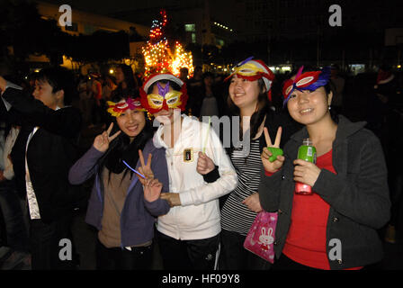 Dongguan, Dongguan, China. 24. Dezember 2016. Dongguan, CHINA-Dezember 24 2016: (nur zur redaktionellen Verwendung. CHINA HERAUS). Fabrik-Mädchen feiern Weihnachten in einem Industriegebiet in Dongguang, Süd-China Guangdong Provinz, 24. Dezember 2016. Dongguang ist eine wichtige Industriestadt befindet sich im Perlfluss-Delta. Viele Mädchen Wandern in Dongguan für Arbeit aus den Dörfern in China. © SIPA Asien/ZUMA Draht/Alamy Live-Nachrichten Stockfoto