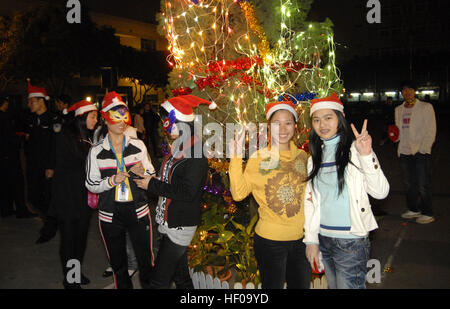 Dongguan, Dongguan, China. 24. Dezember 2016. Dongguan, CHINA-Dezember 24 2016: (nur zur redaktionellen Verwendung. CHINA HERAUS). Fabrik-Mädchen feiern Weihnachten in einem Industriegebiet in Dongguang, Süd-China Guangdong Provinz, 24. Dezember 2016. Dongguang ist eine wichtige Industriestadt befindet sich im Perlfluss-Delta. Viele Mädchen Wandern in Dongguan für Arbeit aus den Dörfern in China. © SIPA Asien/ZUMA Draht/Alamy Live-Nachrichten Stockfoto