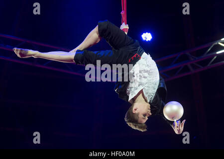 Der Künstler Anton Mikheev führt während der Premiere des Circus Krone Winterprogramm in München, Deutschland, 25. Dezember 2016. Foto: Tobias Hase/dpa Stockfoto