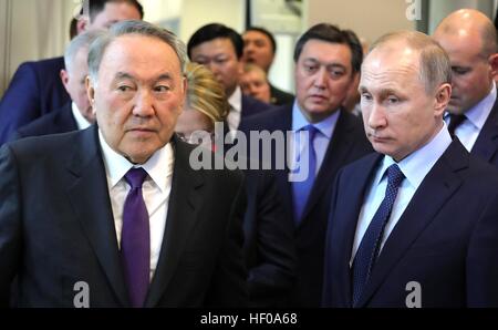 St Petersburg, Russland. 25. Dezember 2016. Der russische Präsident Vladimir Putin Führungen in den Laboratorien der pharmazeutischen Unternehmen Anlage mit kasachischen Präsidenten Nursultan Nazarbayev, links, am ersten Weihnachtstag 25. Dezember 2016 in St. Petersburg, Russland. Bildnachweis: Planetpix/Alamy Live-Nachrichten Stockfoto