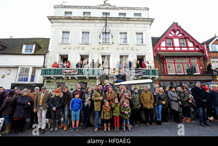 Lewes, Sussex, UK. 26. Dezember 2016. Hunderte von Menschen säumen die Straßen um zu sehen, die Southdown und Eridge Foxhounds beteiligen sich an der traditionellen Boxing Day Jagd in Lewes heute © Simon Dack/Alamy Live News Stockfoto