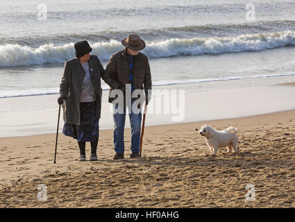 Bournemouth, Dorset, UK. 26. Dezember 2016. Älteres Ehepaar und Hund zu Fuß entlang der Küste am Strand von Bournemouth an einem schönen sonnigen Tag am zweiten Weihnachtstag. Bildnachweis: Carolyn Jenkins/Alamy Live-Nachrichten Stockfoto