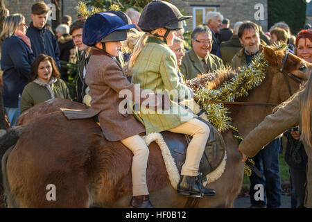 Brigstock, Northamptonshire, UK. 26. Dezember 2016. Jüngste Teilnehmer in der Boxing Day Jagd organisiert von Pytchley Hunt in Brigstock, Northamptonshire, England, am 26. Dezember 2016 © Vermischtes/Alamy Live News Stockfoto