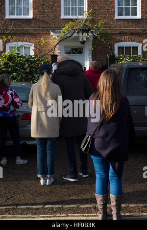 London, UK. 26. Dezember 2016.  Fans außerhalb George Michael London Startseite, The Grove, Highgate, North London. Die pop-Superstar ist im Alter von 53 Verdacht eines Herzinfarktes verstorben. Bildnachweis: Alex MacNaughton/Alamy Live-Nachrichten Stockfoto