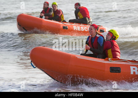 Durley Chine, Bournemouth, Dorset, UK. 26. Dezember 2016. Bournemouth Rettungsschwimmer Corps geben eine Demonstration ihrer lebensrettenden Fähigkeiten im Meer. Das Corps, gegründet 1965, ist eines der größten und erfolgreichsten Vereine der freiwilligen Rettungsschwimmer im Vereinigten Königreich mit über 100 Mitgliedern im Alter von 7 bis 70. Bildnachweis: Carolyn Jenkins/Alamy Live-Nachrichten Stockfoto