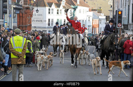 Lewes, Sussex uk 26. Dezember 2016 - Hunderte von Menschen säumen die Straßen, um zu sehen, die Rowan und eridge foxhounds Teil in ihren traditionellen Boxing Day Hunt in Lewes heute Foto von Simon dack/alamy Leben Nachrichten genommen Stockfoto