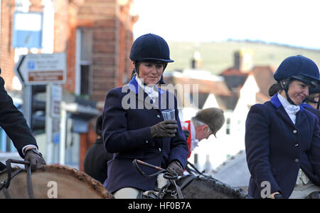 Lewes Sussex UK 26. Dezember 2016 - Hunderte von Menschen säumen die Straßen, um zu sehen, die Southdown und Eridge Foxhounds nehmen Teil in ihrer traditionellen Boxing Day Jagd in Lewes heute Foto von Simon Dack/Alamy Live News Stockfoto