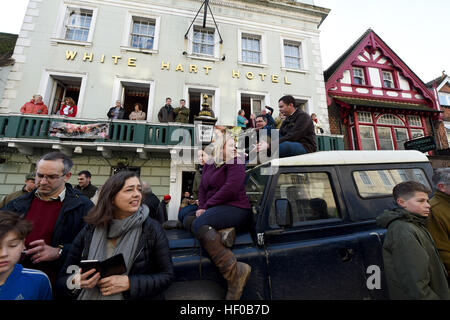 Lewes, Sussex uk 26. Dezember 2016 - Hunderte von Menschen säumen die Straßen, um zu sehen, die Rowan und eridge foxhounds Teil in ihren traditionellen Boxing Day Hunt in Lewes heute Foto von Simon dack/alamy Leben Nachrichten genommen Stockfoto