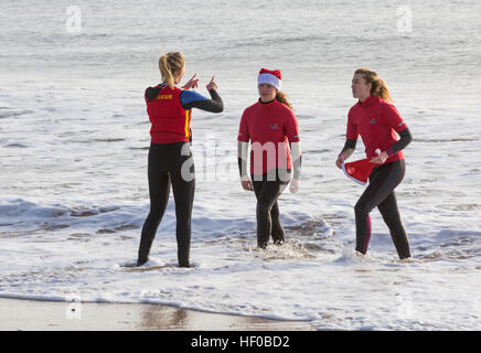 Durley Chine, Bournemouth, Dorset, UK. 26. Dezember 2016. Weibliche Bournemouth Rettungsschwimmer Corps im Durley Chine Beach am zweiten Weihnachtstag. Bildnachweis: Carolyn Jenkins/Alamy Live-Nachrichten Stockfoto