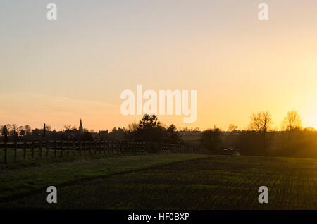 Aylesbury Vale, Buckinghamshire. 26. Dezember 2016. Großbritannien Wetter. Sonnenuntergang über Steeple Claydon Dorf in Aylesbury Vale Bezirk von Buckinghamshire, nach einem milden und sonnigen Weihnachtstag. Nach Höchstständen von 11 Grad Celsius ist der Wetterbericht um bis minus 2 Grad in der Nacht zu stürzen. Stockfoto