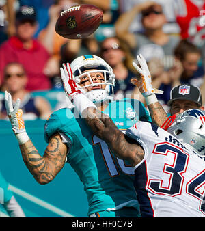 Miami Gardens, Florida, USA. 27. Dezember 2016. Miami Dolphins Wide Receiver Kenny Stills (10), hält einen genauen Blick auf ein Endzone Pass, aber nicht bringen es während New England Patriots Cornerback Leonard Johnson (34), kämpft für den Ball Sonntag, 3. Januar 2016 in Miami Gardens. © Palm Beach Post/der Palm Beach Post/ZUMA Draht/Alamy Live-Nachrichten Stockfoto