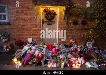 Göring, UK. 26. Dezember, 21016.  Blumen, Kerzen und Worte der Anteilnahme blieben vor George Michaels Haus in Goring. George Michael starb gestern. © Pete Lusabia/Alamy Live News Stockfoto