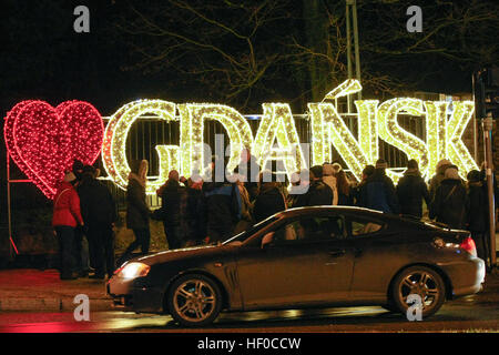 Danzig, Polen 26. Dezember 2016 Menschen fotografieren vor ich liebe Gdansk Leuchtreklame. Tausende besuchen Oliwski Park in Danzig, weihnachtliche Stimmung am letzten Tag von Weihnachten in Polen zu fühlen. Oliwski Park ist mit mehr als 500,000 Lichter mit Gesamtlänge von 7,5 km beleuchtet. Stockfoto