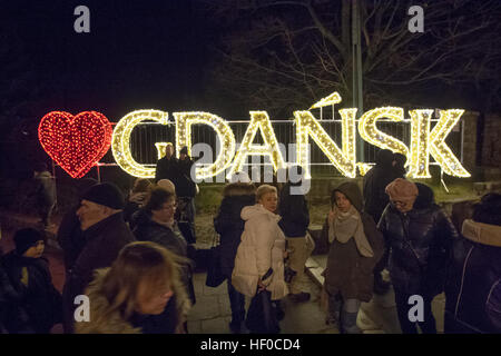 Danzig, Polen 26. Dezember 2016 Menschen fotografieren vor ich liebe Gdansk Leuchtreklame. Tausende besuchen Oliwski Park in Danzig, weihnachtliche Stimmung am letzten Tag von Weihnachten in Polen zu fühlen. Oliwski Park ist mit mehr als 500,000 Lichter mit Gesamtlänge von 7,5 km beleuchtet. Stockfoto