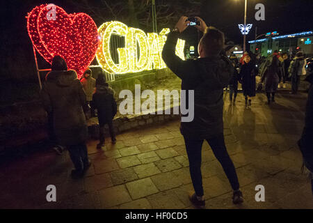 Danzig, Polen 26. Dezember 2016 Menschen fotografieren vor ich liebe Gdansk Leuchtreklame. Tausende besuchen Oliwski Park in Danzig, weihnachtliche Stimmung am letzten Tag von Weihnachten in Polen zu fühlen. Oliwski Park ist mit mehr als 500,000 Lichter mit Gesamtlänge von 7,5 km beleuchtet. Stockfoto