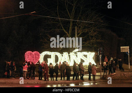 Danzig, Polen 26. Dezember 2016 Menschen fotografieren vor ich liebe Gdansk Leuchtreklame. Tausende besuchen Oliwski Park in Danzig, weihnachtliche Stimmung am letzten Tag von Weihnachten in Polen zu fühlen. Oliwski Park ist mit mehr als 500,000 Lichter mit Gesamtlänge von 7,5 km beleuchtet. Stockfoto