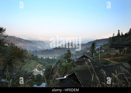 China. 22. Dezember 2016. Congjiang, CHINA-Dezember 22 2016: (nur zur redaktionellen Verwendung. CHINA aus) eine besondere Trauung von Yao ethnischen Gruppe in Gaojiao Dorf, Congjiang County, Südwesten Chinas Provinz Guizhou, 22. Dezember 2016 gehalten wird. Nach dem traditionellen Brauch der Yao Menschen wohnen Bräutigam mit Familienmitgliedern der Braut in das Haus der Braut. Darüber hinaus nutzen ihre Kinder den Nachnamen der Ehefrau. Yao-Leute denken, dass Frauen und Männer gleich sind. Gleichstellung der Geschlechter im Leben der Yao ethnischen Minderheiten in China zu sehen. © SIPA Asien/ZUMA Draht/Alamy Live-Nachrichten Stockfoto