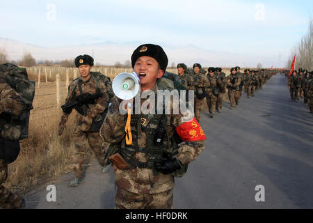 Yinchuan, China. 26. Dezember 2016. . Soldaten nehmen Teil in Winter Training im Freien in der kalten Jahreszeit in Yinchuan, der Hauptstadt der nordwestlichen chinesischen autonomen Region Ningxia Hui am 26. Dezember 2016. © SIPA Asien/ZUMA Draht/Alamy Live-Nachrichten Stockfoto