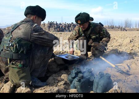 Yinchuan, China. 26. Dezember 2016. . Soldaten nehmen Teil in Winter Training im Freien in der kalten Jahreszeit in Yinchuan, der Hauptstadt der nordwestlichen chinesischen autonomen Region Ningxia Hui am 26. Dezember 2016. © SIPA Asien/ZUMA Draht/Alamy Live-Nachrichten Stockfoto