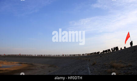 Yinchuan, China. 26. Dezember 2016. . Soldaten nehmen Teil in Winter Training im Freien in der kalten Jahreszeit in Yinchuan, der Hauptstadt der nordwestlichen chinesischen autonomen Region Ningxia Hui am 26. Dezember 2016. © SIPA Asien/ZUMA Draht/Alamy Live-Nachrichten Stockfoto