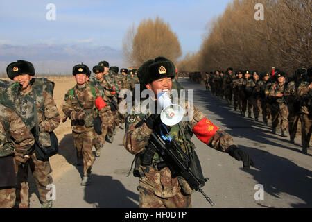 Yinchuan, China. 26. Dezember 2016. . Soldaten nehmen Teil in Winter Training im Freien in der kalten Jahreszeit in Yinchuan, der Hauptstadt der nordwestlichen chinesischen autonomen Region Ningxia Hui am 26. Dezember 2016. © SIPA Asien/ZUMA Draht/Alamy Live-Nachrichten Stockfoto