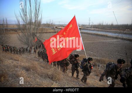 Yinchuan, China. 26. Dezember 2016. . Soldaten nehmen Teil in Winter Training im Freien in der kalten Jahreszeit in Yinchuan, der Hauptstadt der nordwestlichen chinesischen autonomen Region Ningxia Hui am 26. Dezember 2016. © SIPA Asien/ZUMA Draht/Alamy Live-Nachrichten Stockfoto