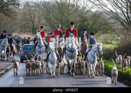 Lacock Wiltshire UK 26. Dezember 2016. Die Avon Vale Hunt jährliche Boxing Day treffen sich in th historischen Wiltshire Dorf Lacock Credit: David Betteridge/Alamy Live News Stockfoto