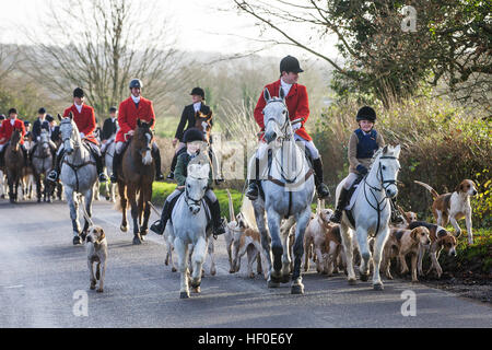 Lacock Wiltshire UK 26. Dezember 2016. Die Avon Vale Hunt jährliche Boxing Day treffen sich in th historischen Wiltshire Dorf Lacock Credit: David Betteridge/Alamy Live News Stockfoto