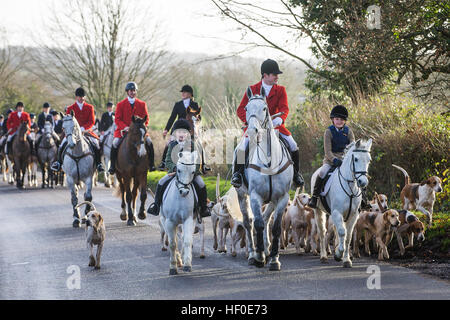 Lacock Wiltshire UK 26. Dezember 2016. Die Avon Vale Hunt jährliche Boxing Day treffen sich in th historischen Wiltshire Dorf Lacock Credit: David Betteridge/Alamy Live News Stockfoto