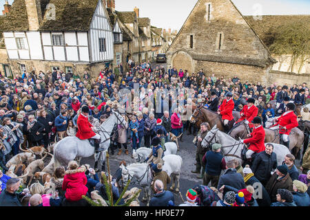 Lacock Wiltshire UK 26. Dezember 2016. Die Avon Vale Hunt jährliche Boxing Day treffen sich in th historischen Wiltshire Dorf Lacock Credit: David Betteridge/Alamy Live News Stockfoto