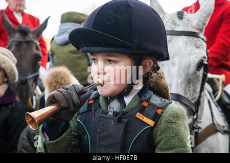 Lacock Wiltshire UK 26. Dezember 2016. Die Avon Vale Hunt jährliche Boxing Day treffen sich in th historischen Wiltshire Dorf Lacock Credit: David Betteridge/Alamy Live News Stockfoto